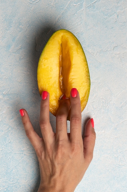 Photo gratuite au-dessus de la vue main touchant la mangue