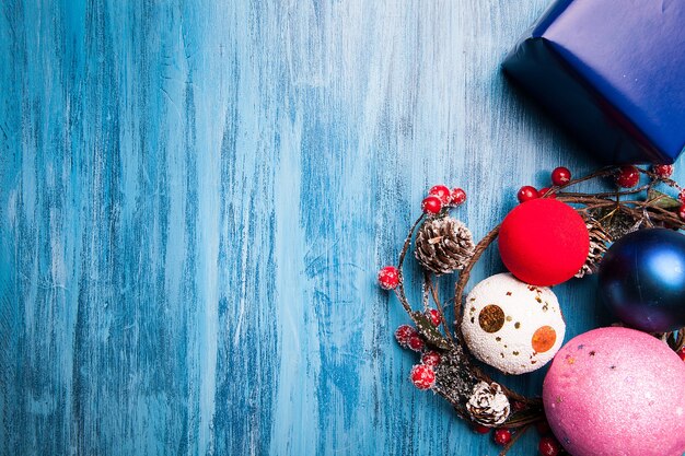 Au-dessus de la vue de la tête du cadeau de Noël et de la décoration sur fond de bois bleu. joyeux Noël