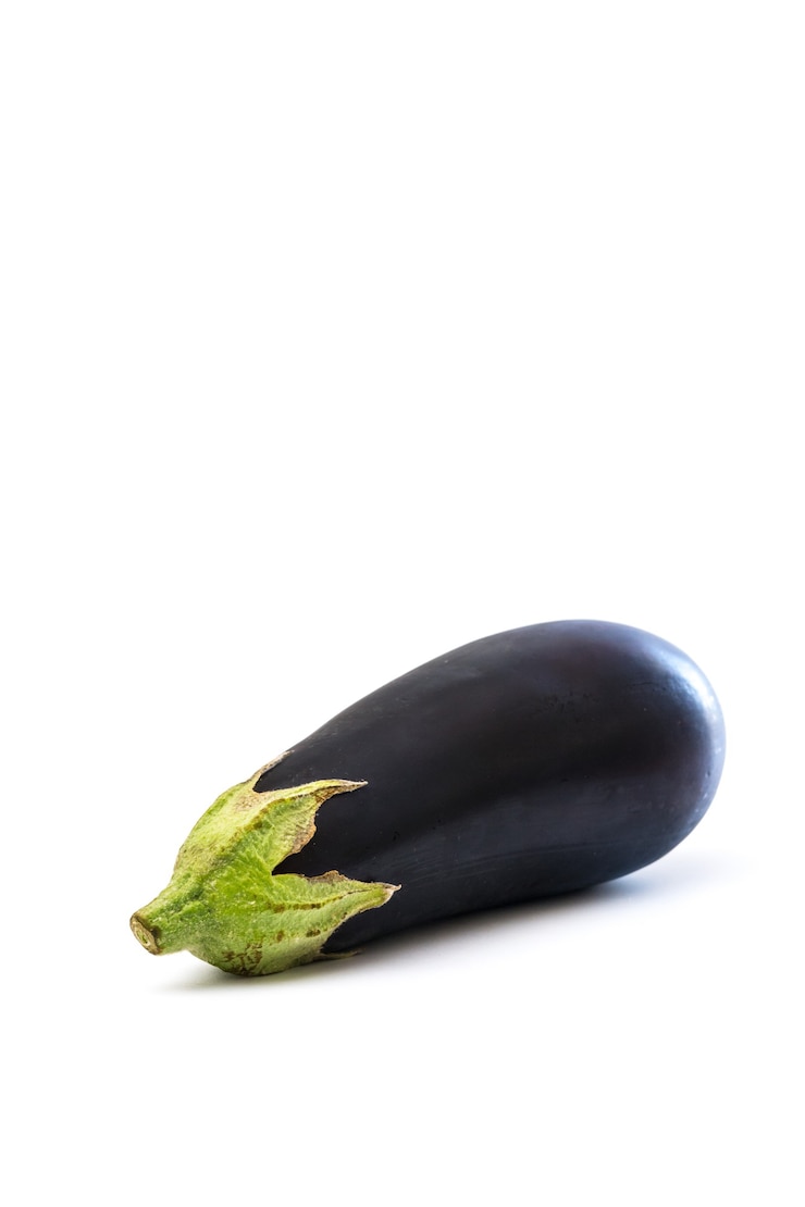 Photo gratuit aubergine entière isolée sur fond blanc