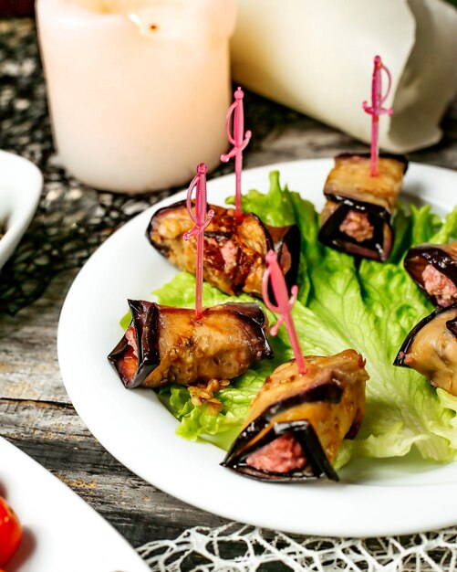 Photo gratuite aubergine frite enveloppée dans un rouleau