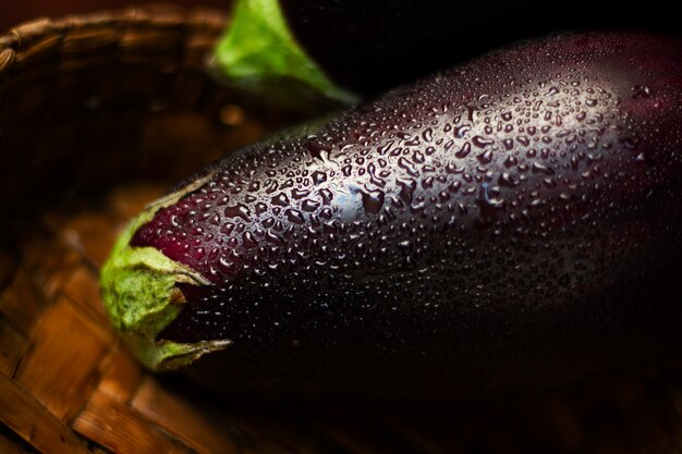 Photo gratuite aubergine vue de dessus sur la table