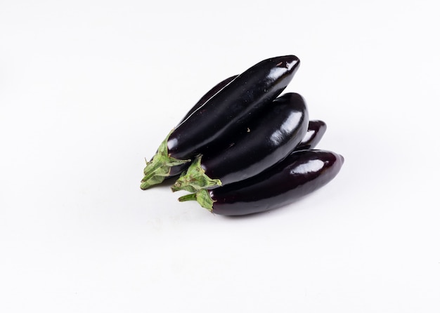 Photo gratuite aubergines l'une sur l'autre vue grand angle sur un blanc