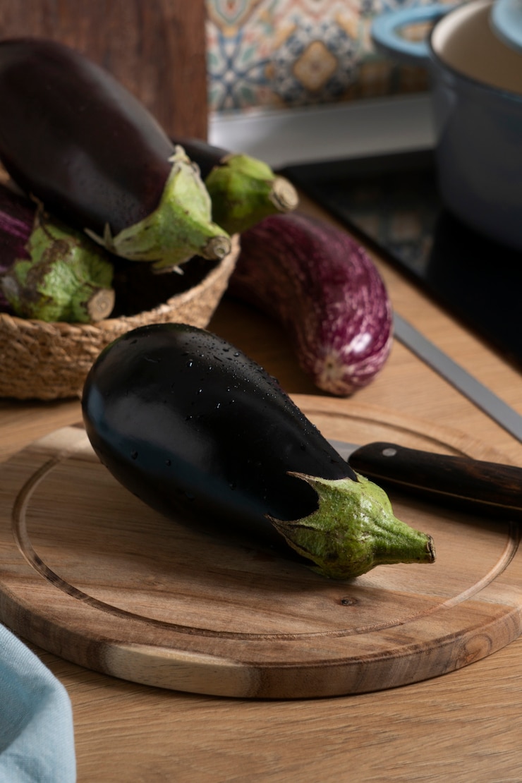Photo gratuit aubergines crues à angle élevé nature morte