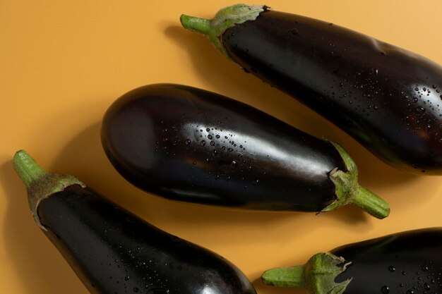 Photo gratuite aubergines crues à plat nature morte