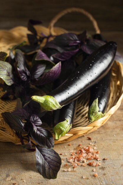 Aubergines crues prêtes à être cuites