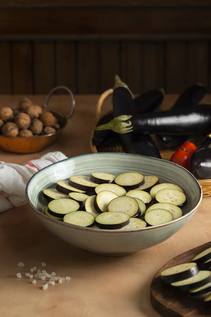 Aubergines crues prêtes à être cuites