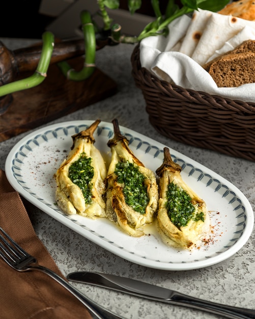 Aubergines grillées avec des herbes hachées à l'intérieur