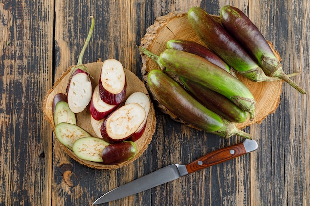 Aubergines avec des tranches, couteau plat posé sur des planches à découper en bois