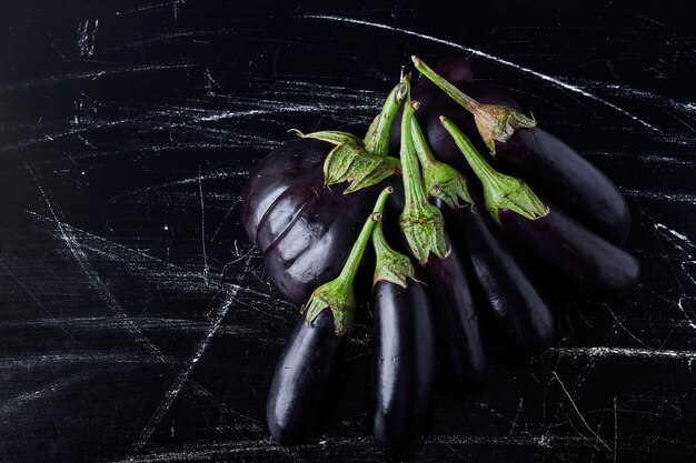 Aubergines violettes sur fond noir