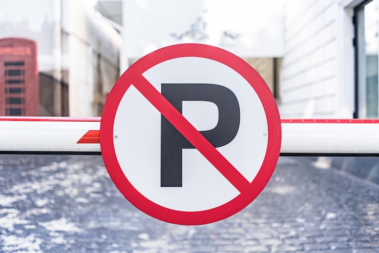 Photo gratuit aucun signe de stationnement automatique boulonné à la barrière dans la ville