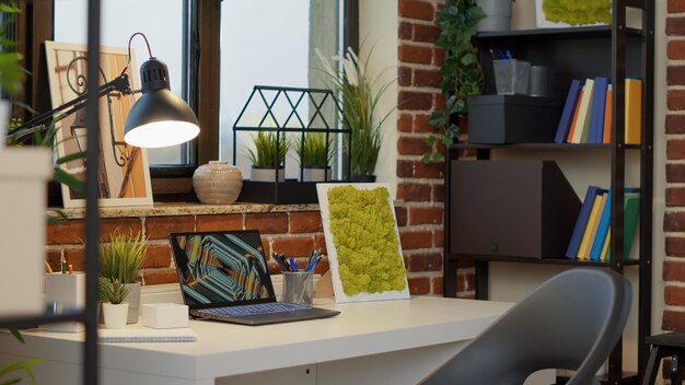 Aucune personne au bureau vide avec un ordinateur portable dans l'appartement, pour utiliser la technologie numérique moderne pour le divertissement. Personne au bureau à domicile avec des décorations intérieures, un style créatif à l'intérieur.