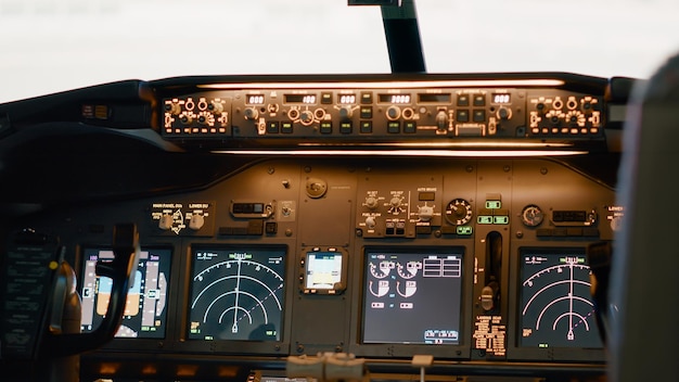 Aucune personne dans le cockpit de l'avion pour piloter l'avion avec navigation, en utilisant le tableau de bord et la commande du panneau de commande pour décoller avec l'accélérateur du moteur. Jet d'aviation avec boutons d'alimentation et levier de commutation. Fermer.