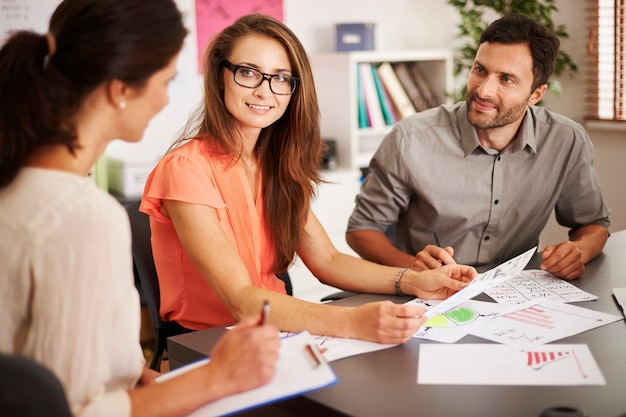 Aujourd'hui, nous avons une journée de travail très chargée