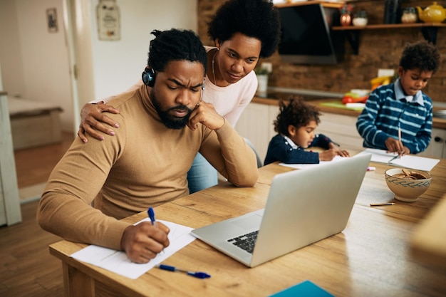 Aurez-vous bientôt fini avec le travail cher