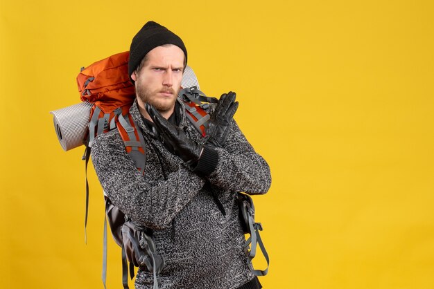 auto-stoppeur masculin avec des gants en cuir et un sac à dos croisant les mains rejetant quelque chose