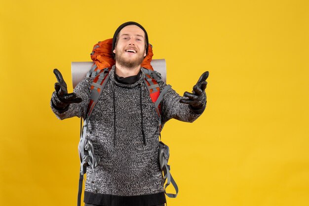 auto-stoppeur masculin avec des gants en cuir et un sac à dos ouvrant les mains pour embrasser