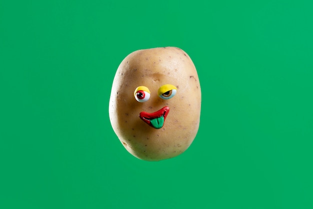 Photo gratuite autocollant drôle de pomme de terre avec visage