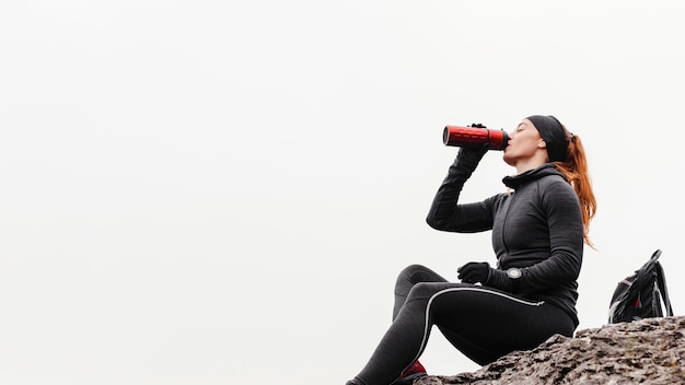 Automne courir en plein air et boire du thermos