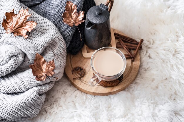 Automne-hiver Cozy home still Life avec une tasse de boisson chaude.