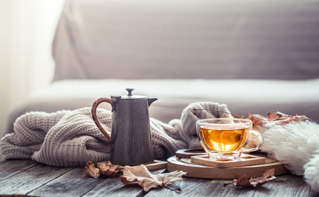 Automne nature morte confortable avec une tasse de thé