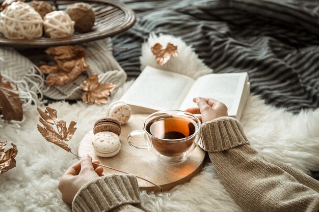 Automne nature morte fille tenant une tasse de thé.