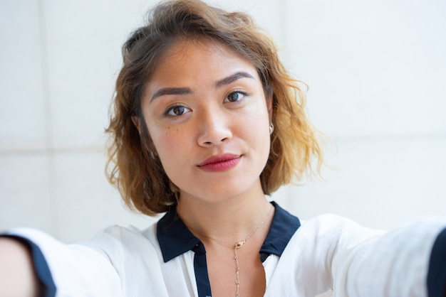 Autoportrait de la belle fille chinoise