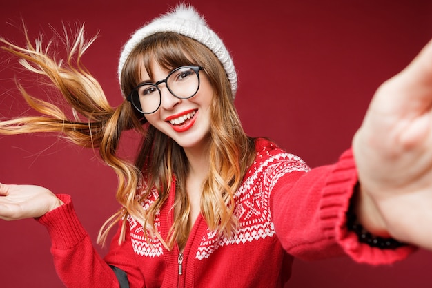 Autoportrait de femme aux cheveux longs heureuse en vêtements d'hiver