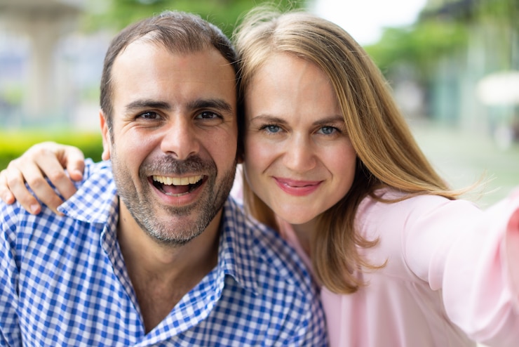Photo gratuit autoportrait de joyeux couple moderne amoureux.