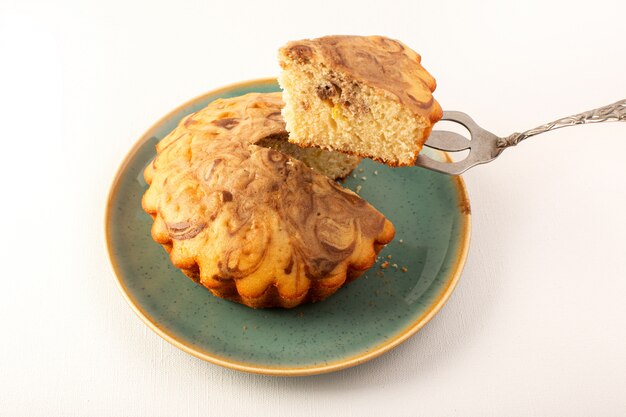 Un avant fermé vue ronde gâteau sucré délicieux délicieux gâteau choco en tranches à l'intérieur de la plaque bleue sur le blanc