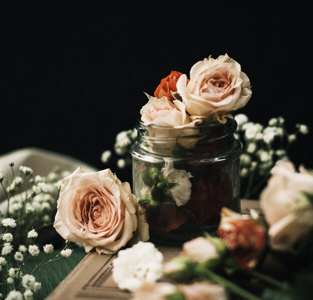 Avant vue rapprochée fleurs en rose peut magnifique sur le bureau sombre