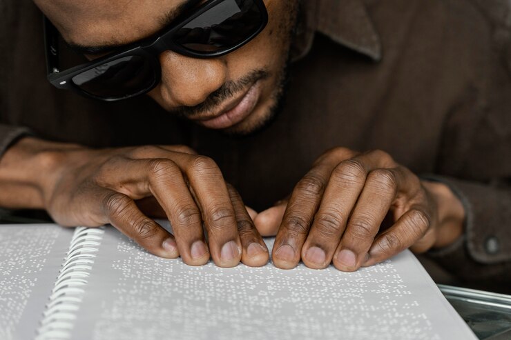 Photo gratuit aveugle lisant le braille