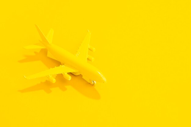 Avion jaune à angle élevé