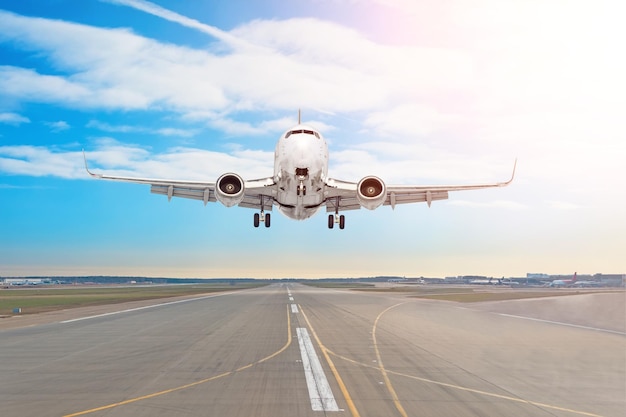 Avion de passagers avec sur l'asphalte atterrissant sur un aéroport de piste, flou de mouvement.