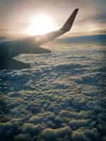 Photo gratuite avion survolant les nuages