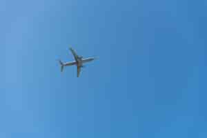 Photo gratuite avion volant dans le ciel bleu