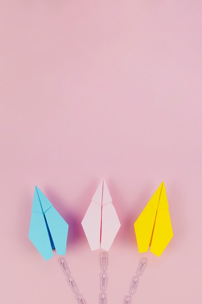 Photo gratuite avions en papier minimaliste mignon avec sentier sur fond rose