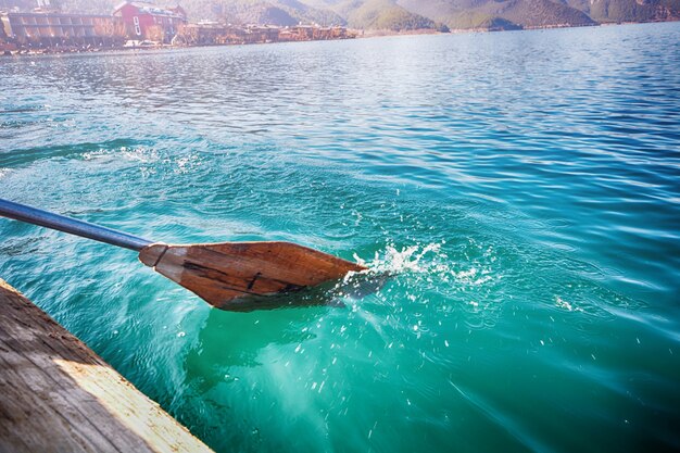 Aviron dans l&#39;eau de mer