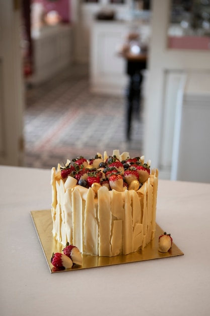 Avis de gâteau aux fraises dans une boulangerie