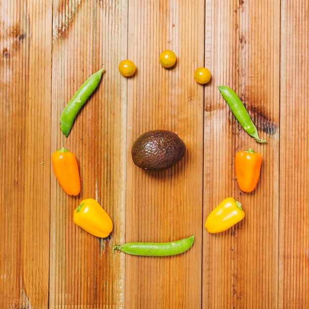 Avocat en cercle de légumes