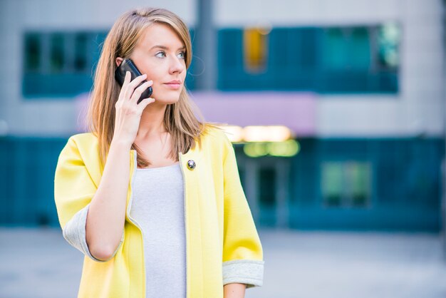 Avocat, femme d&#39;affaires, professionnel, marche, dehors, conversation, cellule, intelligent, téléphone