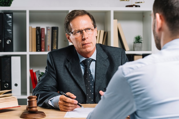 Photo gratuite avocat mature avec des clients lors d'une réunion