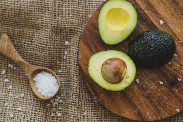 Avocat sur la table