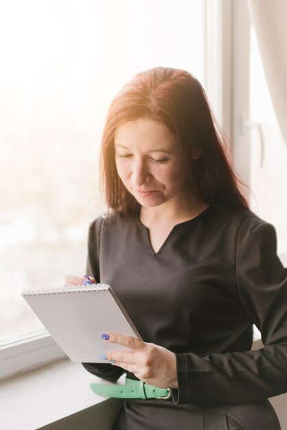 Avocate faisant son travail