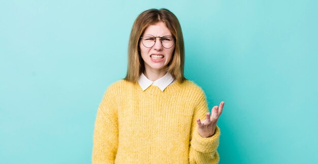 Avoir l'air en colère, agacé et frustré, crier wtf ou qu'est-ce qui ne va pas avec toi