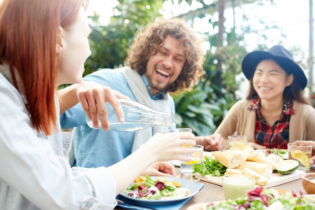 Photo gratuite avoir de la limonade