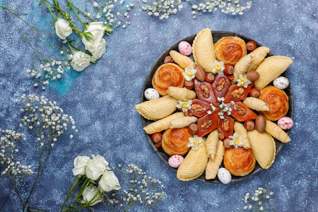 Photo gratuite azerbaïdjan traditionnel vacances novruz cookies baklavas et shakarburas sur plaque de plateau noir