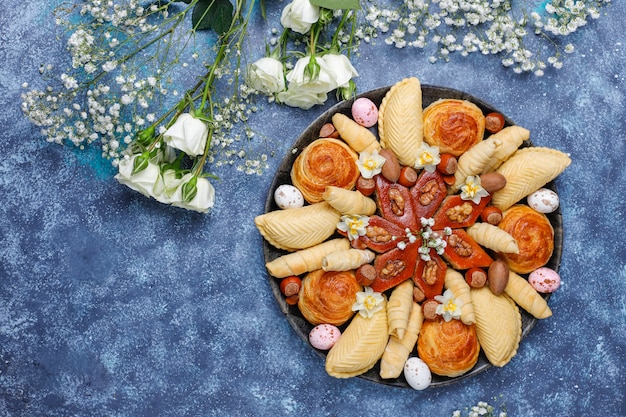 Azerbaïdjan traditionnel vacances Novruz cookies baklavas et shakarburas sur plaque de plateau noir