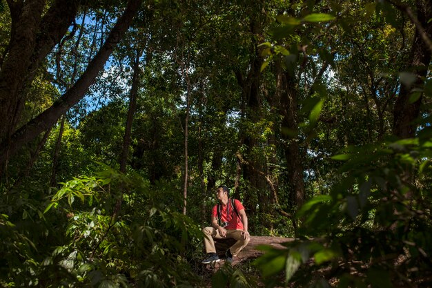 Backpacker assis dans la jungle