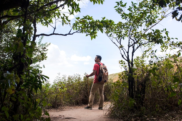 Photo gratuite backpacker aux champs