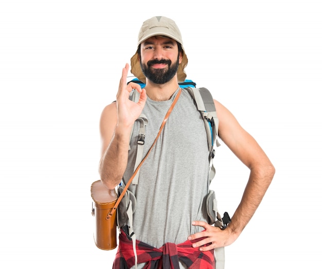 Backpacker faisant Ok sign over white background